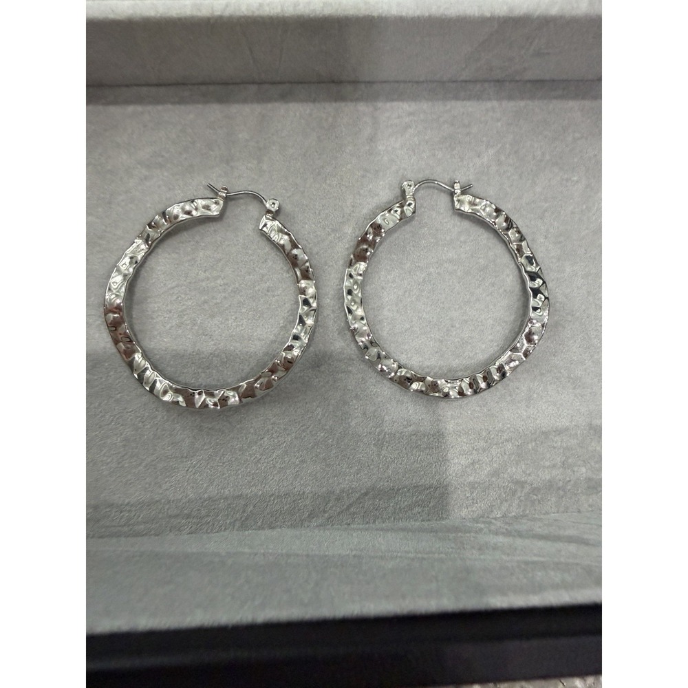 Silver tone wavy hoop earrings